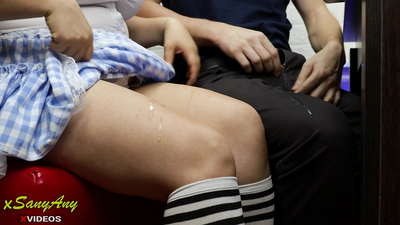 年輕的女學生在家庭作業上向同學抽搐-xsanyAny