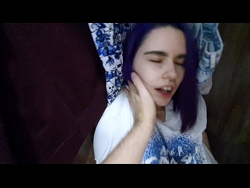 ❤️ 在壁櫥裡找到我姐姐並幫她射精 性愛視頻 在我們 ❤