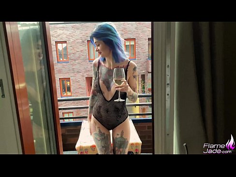 ❤️ 巨大的女孩在開闊的天空下猛吸一口，熱情地做愛 性愛視頻 在我們 ❤